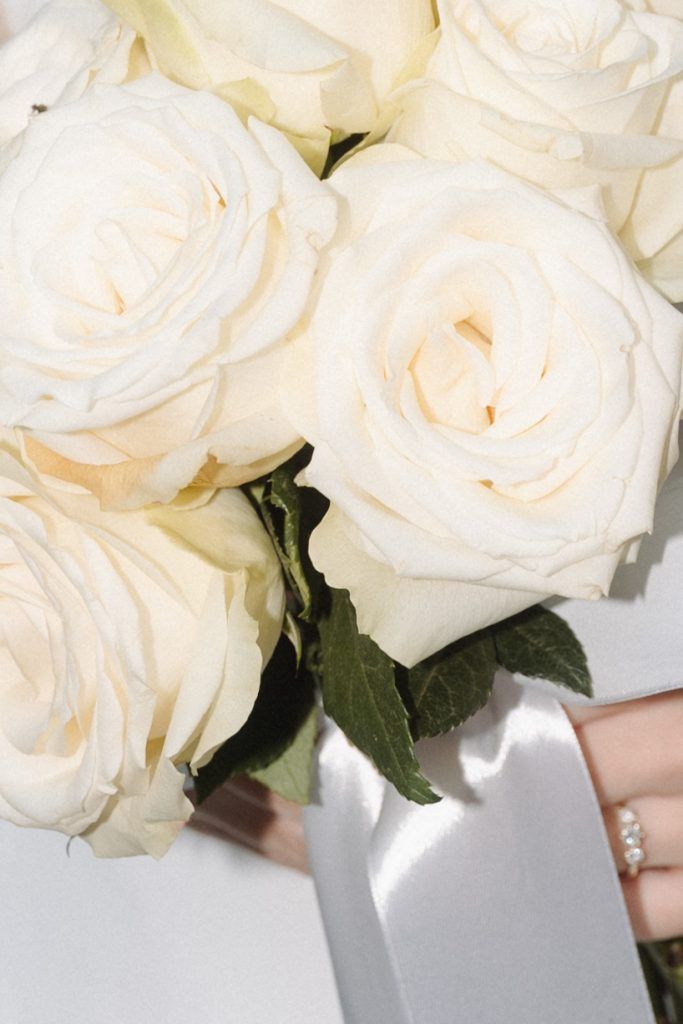 Weißer Brautstrauß mit Rosen als elegantes Detail der Hochzeit