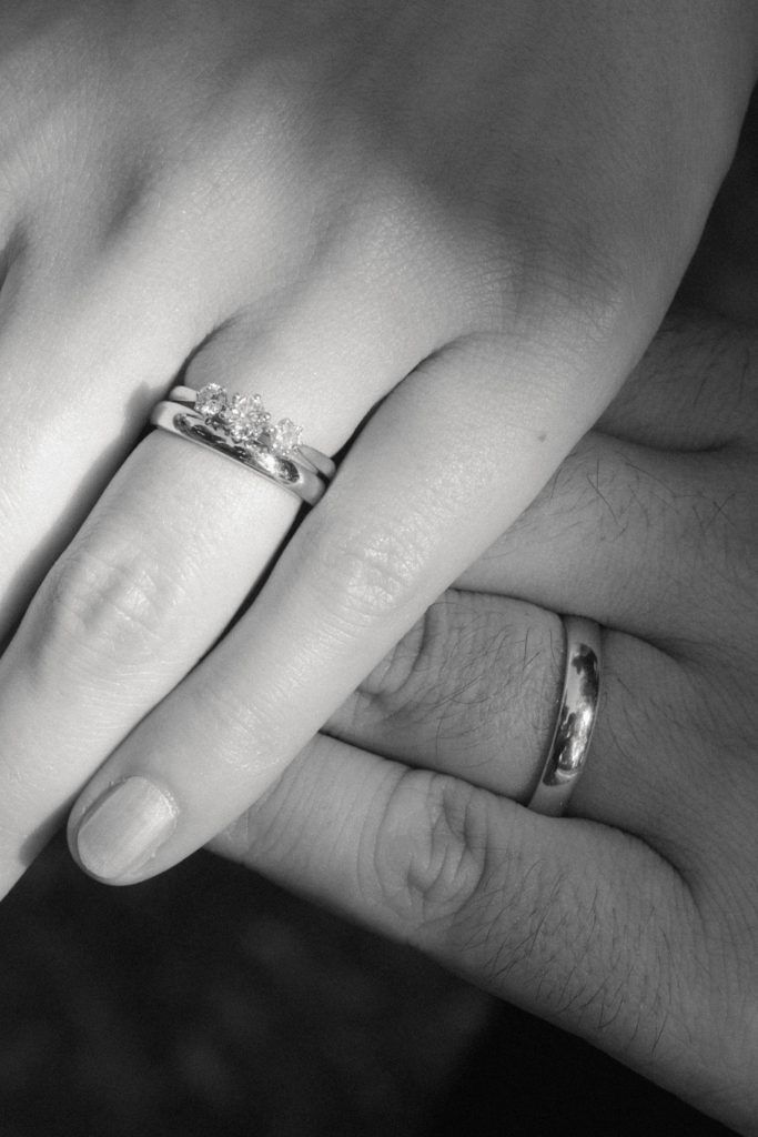 Eheringe des Brautpaars in Schwarz-Weiß als intimes Detail der Hochzeit